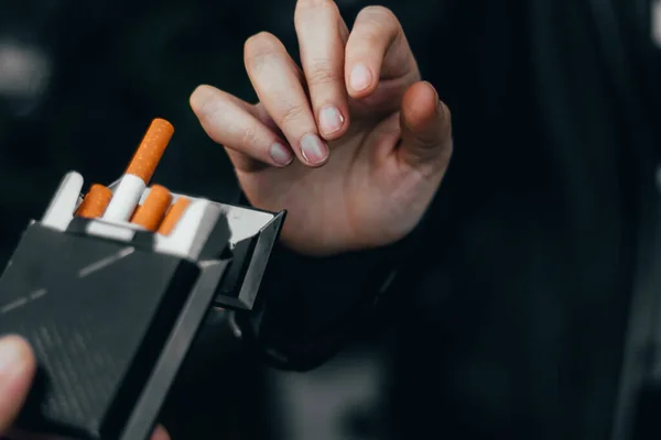 Fiatal Kéz Nyúl Egy Nyitott Doboz Cigarettáért Mérgező Szokás Amely — Stock Fotó