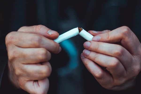 Szoros Kép Egy Fiatal Kézről Aki Félbe Töri Fehér Cigarettát — Stock Fotó