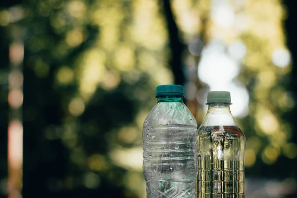 Dos Botellas Plástico Transparente Con Agua Día Soleado Parque Jardín — Foto de Stock
