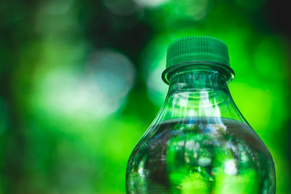 Tapa Botella Plástico Llena Agua Con Tapa Verde Parque Jardín — Foto de Stock