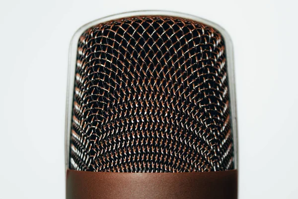 Arka Planda Büyük Bir Retro Mikrofonun Metalik Kafasının Yakın Çekim — Stok fotoğraf