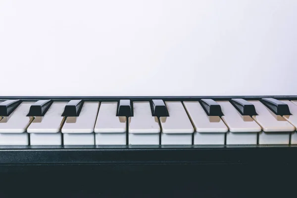 Gros Plan Touches Piano Blanches Noires Sur Fond Blanc Avec — Photo