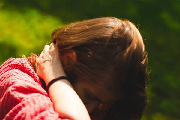 Вид Сзади Молодую Женщину Каштановыми Волосами Держащую Шею Одной Рукой — стоковое фото