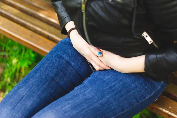 Junge Frau Hält Hände Über Ihren Schmerzhaften Bauch Mädchen Leidet — Stockfoto