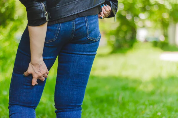 Junge Frau Jeans Und Lederjacke Hält Ihren Schmerzenden Oberschenkel Beim — Stockfoto