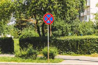 Doğadaki bazı manevraları kısıtlayan kırmızı ve mavi yol işaretleri. Avrupa trafik işaretleri farklı yerlerde park etmek ya da durmak yasaktır