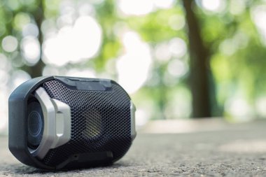 Ayrıntılı geometrik şekillerle taşınabilir hoparlör kabataslak yüzeyde fotokopi uzayıyla yerleştirilmiş. Açık havada, arka planda bulanık müzik çalmak için taşınabilir kablosuz aygıt