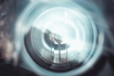 Araba farı bölmesi aracın camından vurulmuş. Soyut otomotiv arkaplanı