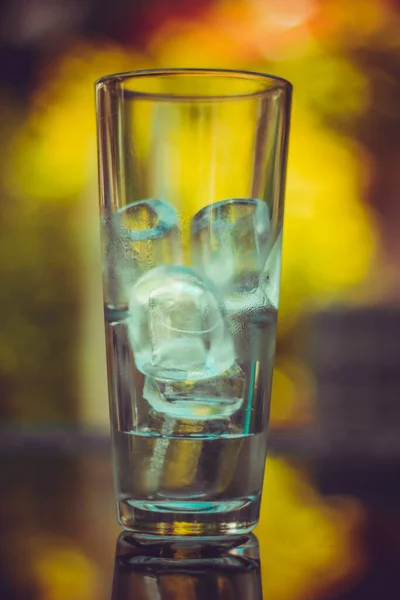 Vaciar Vaso Con Cubitos Hielo Sentado Una Mesa Bar Restaurante — Foto de Stock