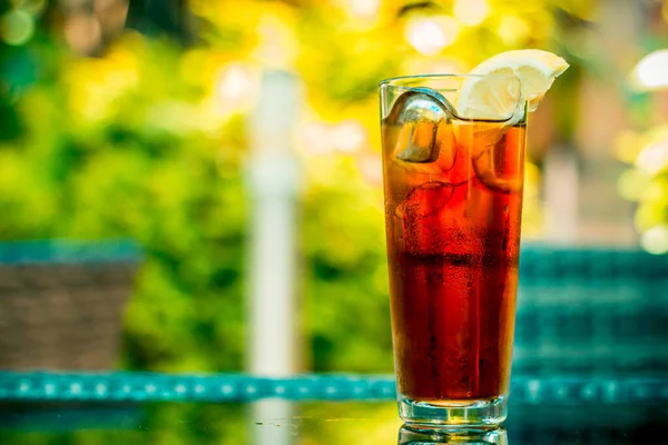 Glas Met Koude Ijsthee Blokjes Een Half Schijfje Citroen Erop — Stockfoto