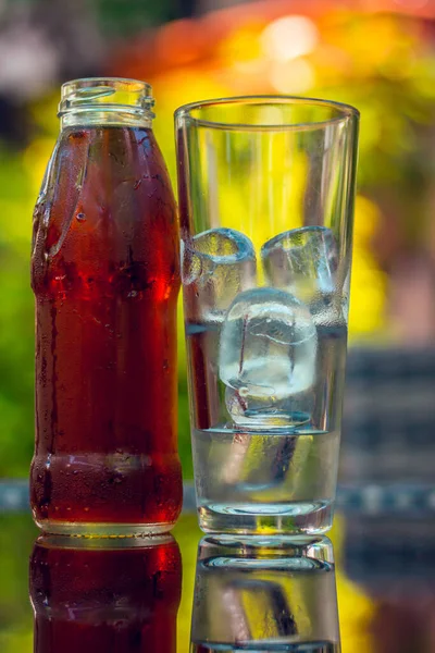 Botella Llena Con Helado Vaso Con Cubitos Hielo Sentado Una — Foto de Stock