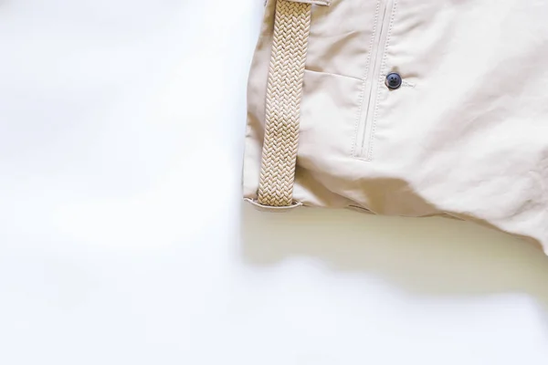 Primer Plano Pantalones Hechos Material Beige Suave Con Botón Marrón — Foto de Stock