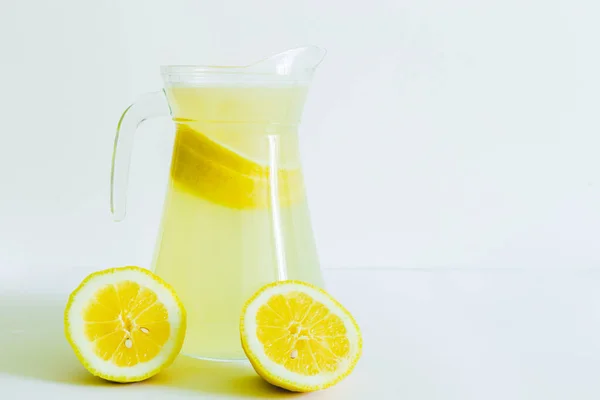 Beyaz Arka Planda Tatlı Limonata Limon Dilimleri Olan Büyük Cam — Stok fotoğraf