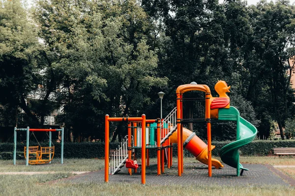 公園内のさまざまなアクティビティ屋外の多色の遊び場 スイングとスライドを持つ子供たちのためのレクリエーションと楽しい場所 — ストック写真