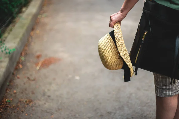 Pessoa Com Saco Preto Segurando Chapéu Palha Com Uma Mão — Fotografia de Stock
