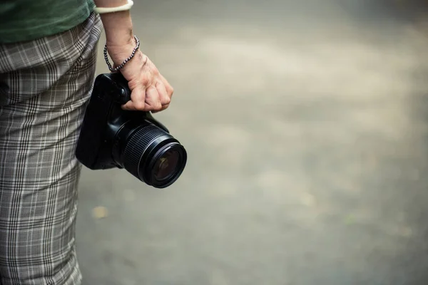 Câmera Vídeo Pequena Realizada Por Mão Jovem Mulher Com Espaço — Fotografia de Stock