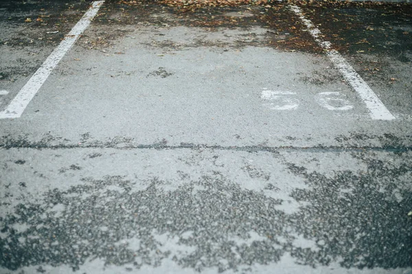公园里的水泥小路粗糙而风化 白边斑斑 带有复制空间的损坏和开裂路径 — 图库照片