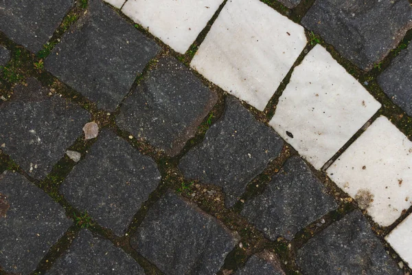 グレーと白の正方形の舗装の閉鎖ショット 路地や歩道の建設に装飾目的で使用される粗い石のブロック — ストック写真