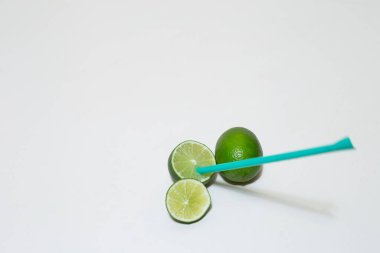 Limonlu pipetli içki kavramı. Beyaz arkaplanda detoks içeceği