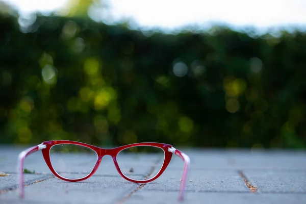 Glasögon Marken Med Avlägsen Fokus Suddig Bakgrund Röda Läsglasögon Placerade — Stockfoto
