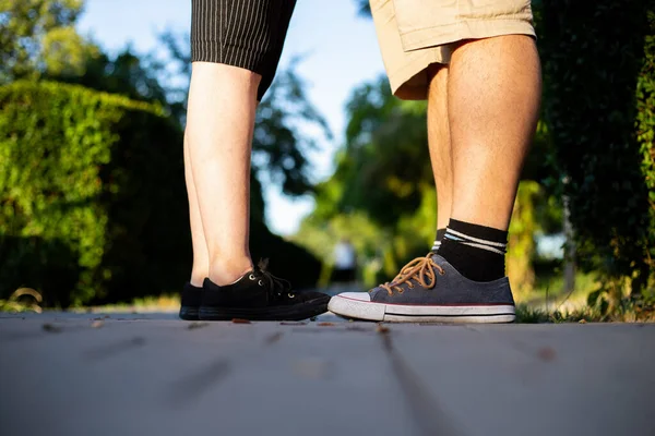 Чоловік Жінка Ноги Під Час Побачення Парку Молода Випадкова Пара — стокове фото