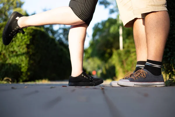 Ноги Молодої Пари Зустрічаються Парку Ноги Чоловіка Жінки Сидять Бетонній — стокове фото
