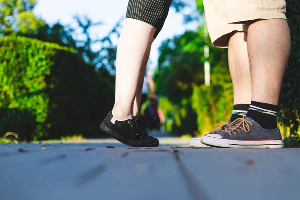 Die Beine Einer Frau Mit Schwarzen Schuhen Und Eines Mannes — Stockfoto