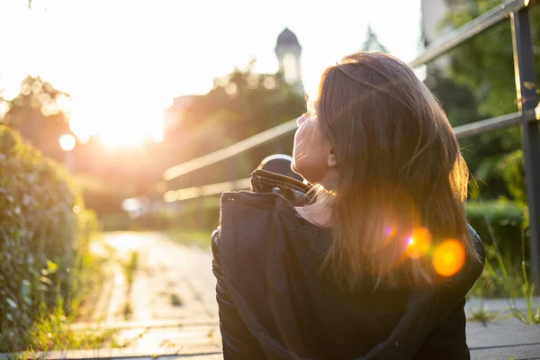 若い女性は太陽の光の屋外を見て 短い茶色の髪の女の子は明るい太陽を眺めながら自然の中でリラックス — ストック写真