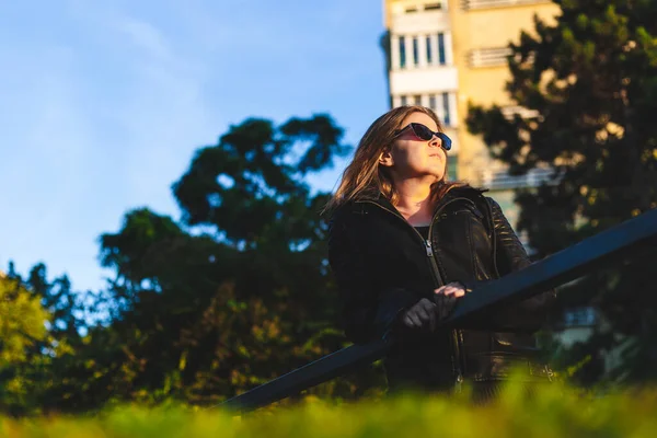 Young Woman Sunglasses Looking Sunshine Outdoor Casually Dressed Girl Walking — Stock Photo, Image