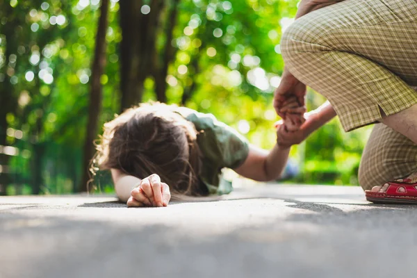 Ohnmächtiges Mädchen Das Von Einer Alten Frau Unterstützt Wird Teenager — Stockfoto