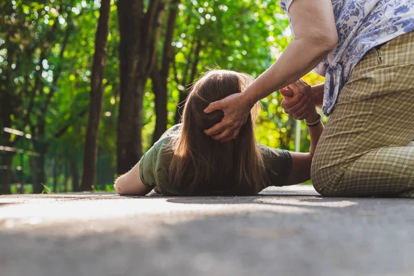 Fainted Girl Helped Old Woman Teenager Trying Get Back Her — Stock Photo, Image