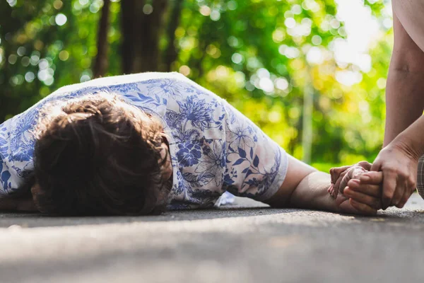 Une Vieille Femme Est Tombée Par Terre Aîné Allongé Dans — Photo