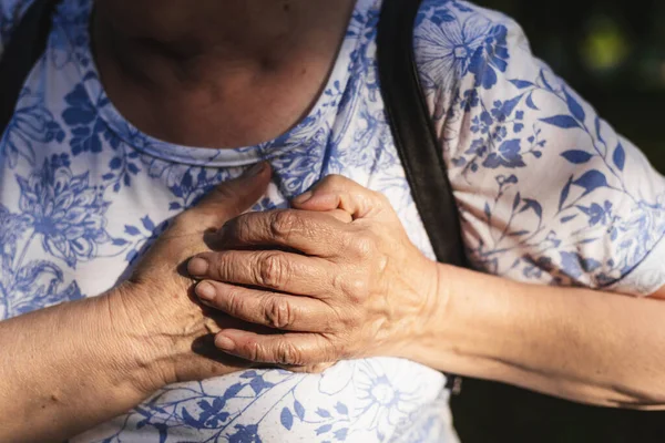 Mulher Mãos Peito Enquanto Seu Coração Está Com Dor Sênior — Fotografia de Stock