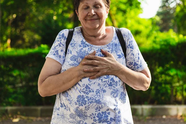 Рука Груди Счастливой Улыбающейся Женщины Старшая Леди Чувствует Себя Совершенным — стоковое фото