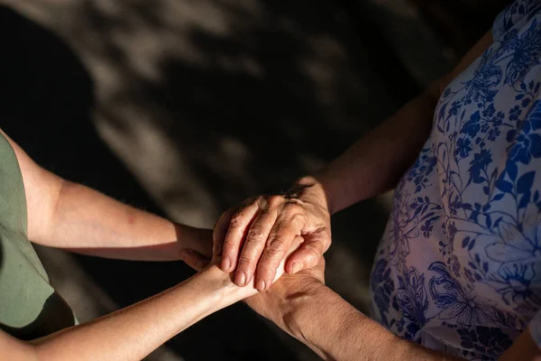 Mãe Filha Segurando Mãos Luz Sol Conceito Pais Que Passam — Fotografia de Stock