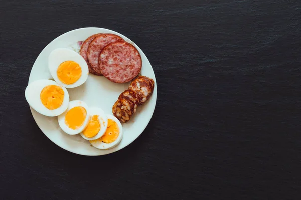 Ontbijtbord Gemaakt Van Worst Salami Plakjes Appetizer Maaltijd Rijk Aan — Stockfoto