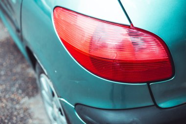 İçinde çatlak olan stop lambaları. Bir turkuaz araç gövdesinin arka görüntüsü