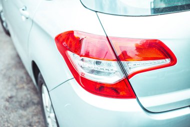 Modern bir Avrupa arabasının arka ışıkları. Park halindeki bir aracın kırmızı fren lambaları