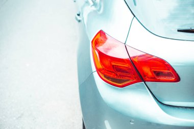 Modern araba kırmızı stop lambaları. Sokakta park sensörleri olan güzel bir spor araç.