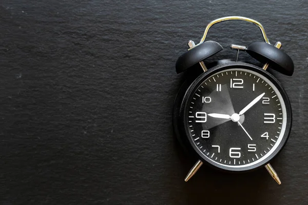 Reloj Despertador Retro Con Grandes Números Sobre Fondo Oscuro Con — Foto de Stock