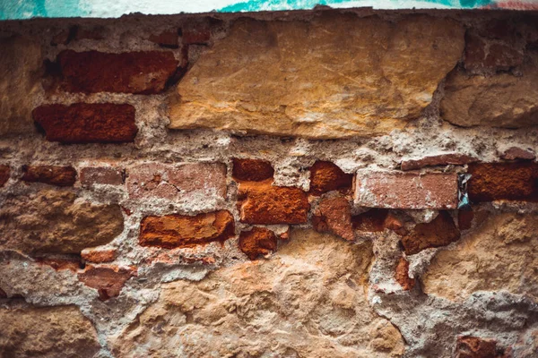 Beschadigde Rode Bakstenen Muur Met Oude Gips Van Een Gebouw — Stockfoto