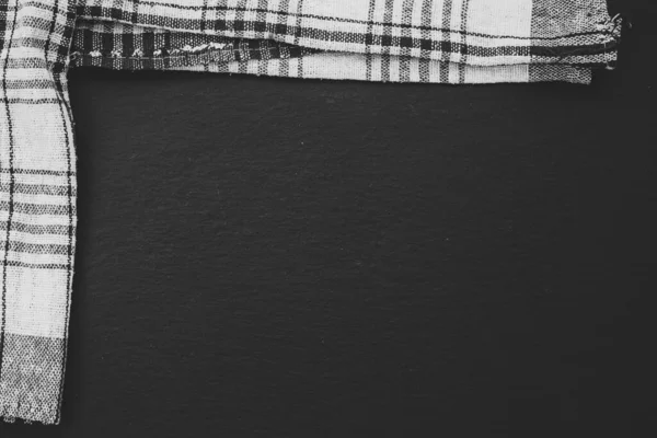 Siyah Beyaz Ekose Havlu Fotokopi Alanı Olan Siyah Bir Arkaplanda — Stok fotoğraf
