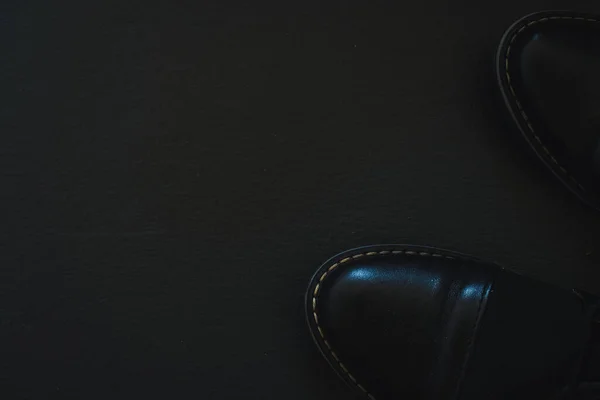 Paar Schwarze Lederschuhe Auf Dunklem Hintergrund Mit Kopierraum Herrenschuhe Mit — Stockfoto
