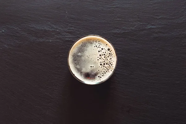 Copo Cerveja Marrom Fundo Preto Com Espaço Cópia Refrigerante Alcoólico — Fotografia de Stock