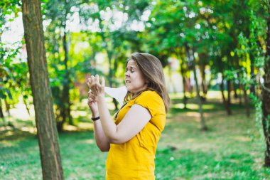 Dışarıda hapşırmak üzere olan soğuk algınlığı virüsü bulaşmış genç bir kadın. Parkta yürürken grip belirtileri gösteren sıradan giyimli bir genç kız. Yaz alerjisi olan bir kadın.