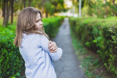 Üzgün ve depresif bir genç kadın dışarıda tek başına dikiliyor. Kahverengi saçlı güzel bir kız parkta piyano krizi geçiriyor. Endişeli bir kadın, uzaktan korkuyla bakıyor.