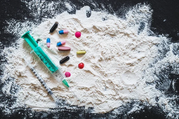 Weißes Pulver Mit Tabletten Tabletten Und Spritzen Breitete Sich Auf — Stockfoto