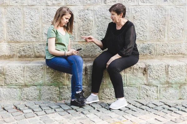 Madre Hablando Con Hija Mientras Mira Teléfono Chica Charlando Teléfono —  Fotos de Stock