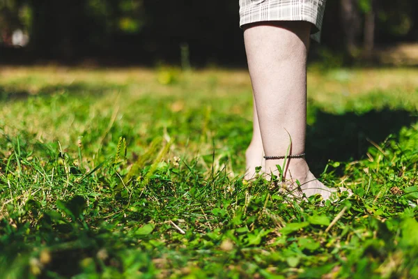Junge Person Die Einem Sonnigen Tag Mit Den Füßen Gras — Stockfoto