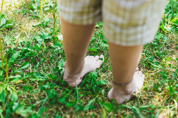Nackte Füße Gras Frau Steht Barfuß Der Natur Zur Erholung — Stockfoto